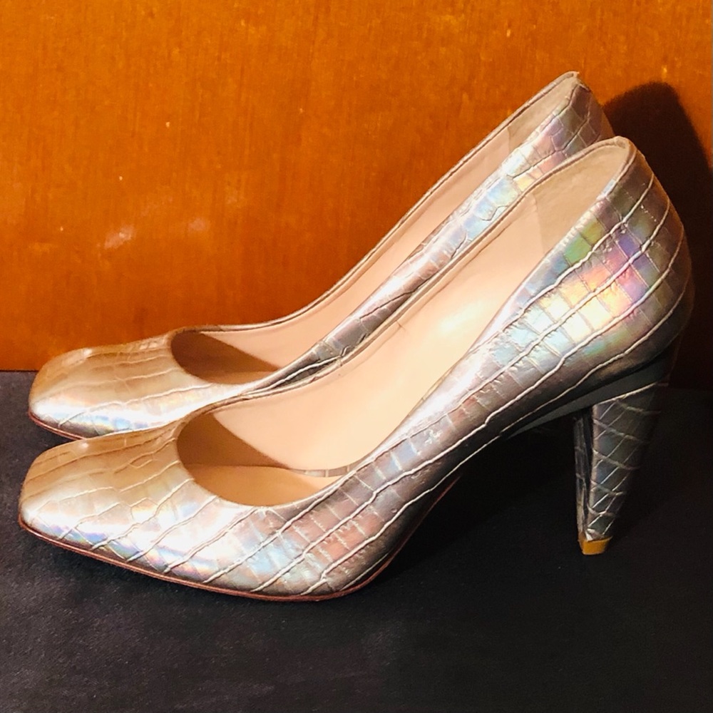 ⭐️Beautiful Pour La Victoire Iridescent Shoes ⭐️